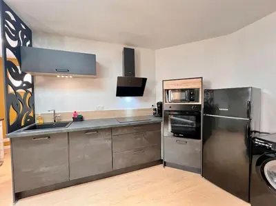 Cuisine ou kitchenette dans l'établissement MAISON LA FEUILLERAIE N3-standingmaison-Wifi-proche centre ville-PROPERTY RENTAL NM