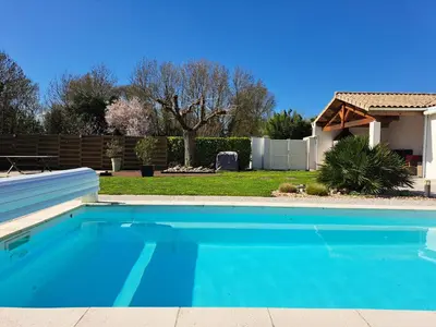 Piscine de l'établissement Pour des vacances ideales ou située à proximité