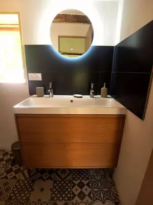 Salle de bains dans l'établissement Gîte chaleureux à Cherveux