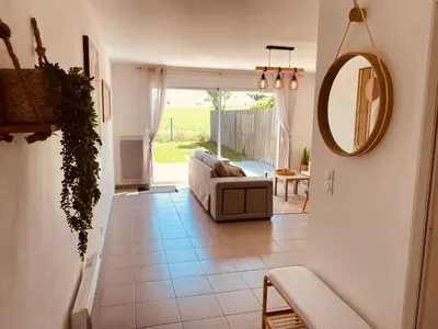 Coin salon dans l'établissement Maison moderne avec jardin