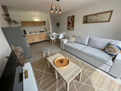 Cuisine ou kitchenette dans l'établissement Maison moderne avec jardin