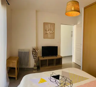 Télévision ou salle de divertissement dans l'établissement Maison moderne avec jardin