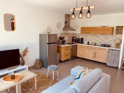 Cuisine ou kitchenette dans l'établissement Maison moderne avec jardin