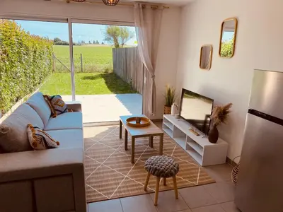Coin salon dans l'établissement Maison moderne avec jardin