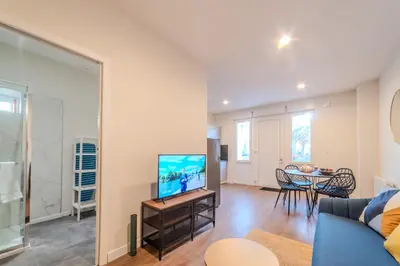 Télévision ou salle de divertissement dans l'établissement Le cantonnement Angoumois