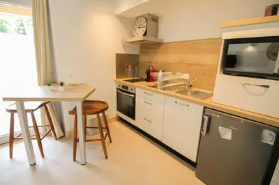 Cuisine ou kitchenette dans l'établissement Le Lodge