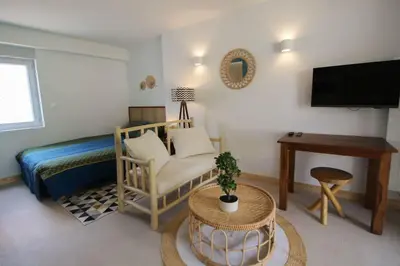 Télévision ou salle de divertissement dans l'établissement Le Lodge