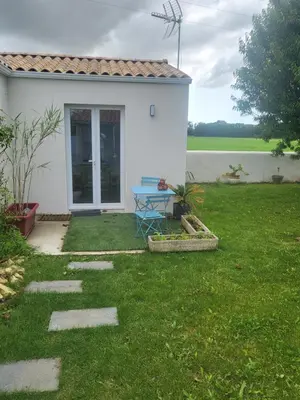 Jardin de l'établissement Dépendance avec place de parking