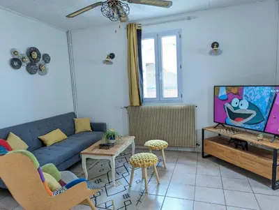 Télévision ou salle de divertissement dans l'établissement Maison Lefort - 10min Futuroscope