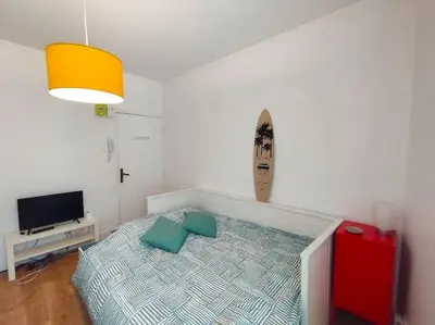 Un ou plusieurs lits dans un hébergement de l'établissement Le Floride Jolie studio à Poitiers FIBRE