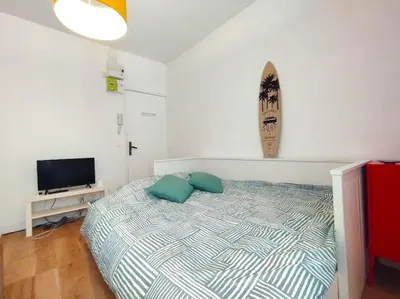 Un ou plusieurs lits dans un hébergement de l'établissement Le Floride Jolie studio à Poitiers FIBRE