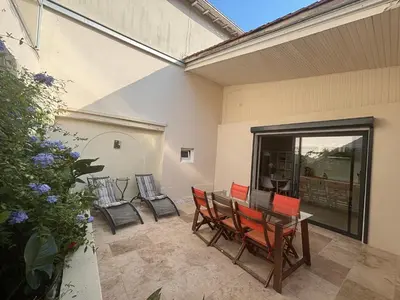 Coin salon dans l'établissement Spacious Family Friendly 3-Bed with private Courtyard Walk to Cognac Centre
