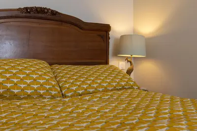 Un ou plusieurs lits dans un hébergement de l'établissement Spacious Family Friendly 3-Bed with private Courtyard Walk to Cognac Centre