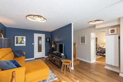 Coin salon dans l'établissement Spacious Family Friendly 3-Bed with private Courtyard Walk to Cognac Centre