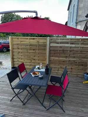 Terrasse ou espace extérieur de l'établissement L'arbre de soie Futuroscope Acacia