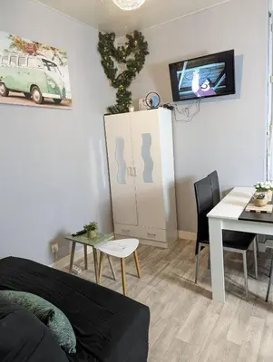 Télévision ou salle de divertissement dans l'établissement Grands Studios Maillochon accès Gare de Poitiers et Centre ville à Pieds