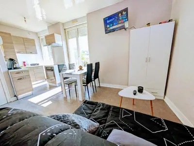 Cuisine ou kitchenette dans l'établissement Grands Studios Maillochon accès Gare de Poitiers et Centre ville à Pieds