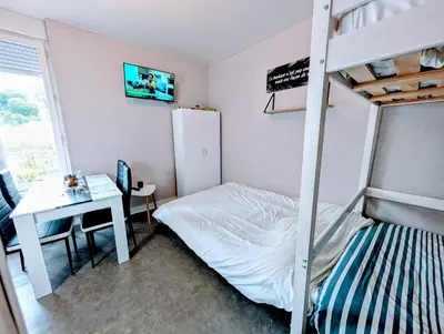 Un ou plusieurs lits dans un hébergement de l'établissement Grands Studios Maillochon accès Gare de Poitiers et Centre ville à Pieds