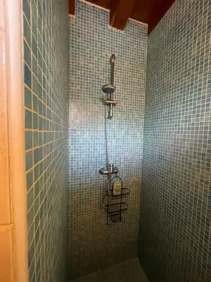 Salle de bains dans l'établissement Sous l olivier