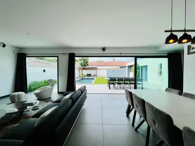 Coin salon dans l'établissement L'Escapade - Villa avec piscine