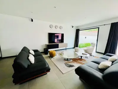 Télévision ou salle de divertissement dans l'établissement L'Escapade - Villa avec piscine