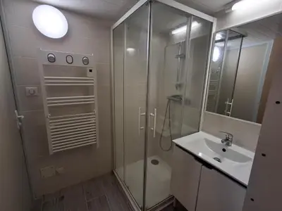 Salle de bains dans l'établissement Appartement cosy avec mezzanine, proche plage et commerces - Châtelaillon-Plage - FR-1-706-29
