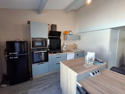Cuisine ou kitchenette dans l'établissement Appartement cosy avec mezzanine, proche plage et commerces - Châtelaillon-Plage - FR-1-706-29