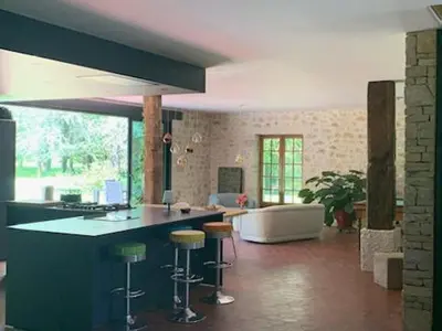 Coin salon dans l'établissement Le bois des fées de Chazelles