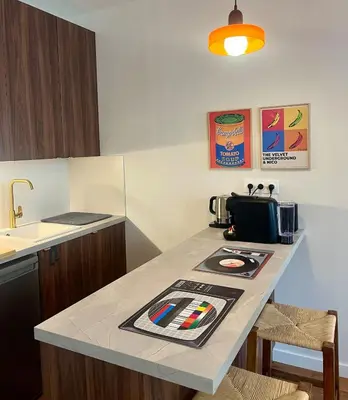 Cuisine ou kitchenette dans l'établissement Escapade Vintage avec terrasse en centre historique