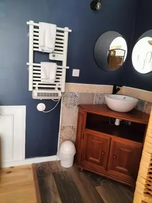Salle de bains dans l'établissement Les 2 Tours