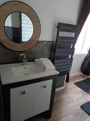 Salle de bains dans l'établissement Les 2 Tours