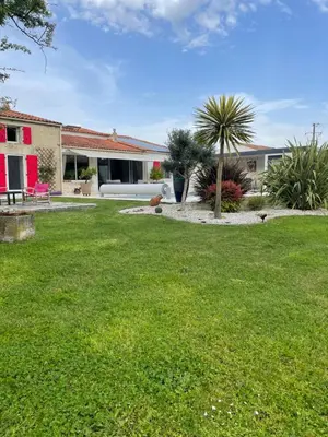 Jardin de l'établissement Charentaise contemporaine