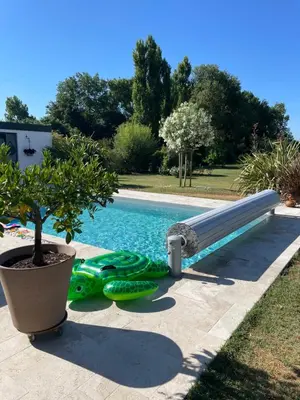 Piscine de l'établissement Charentaise contemporaine ou située à proximité