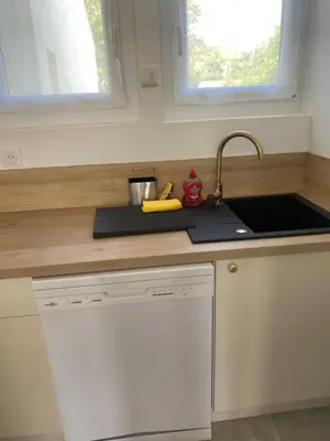 Cuisine ou kitchenette dans l'établissement La maison des rêves t4 avec jardin