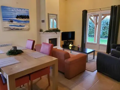 Télévision ou salle de divertissement dans l'établissement Villa in Les Forges with Golf & Pool Access