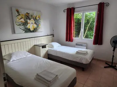 Un ou plusieurs lits dans un hébergement de l'établissement Villa in Les Forges with Golf & Pool