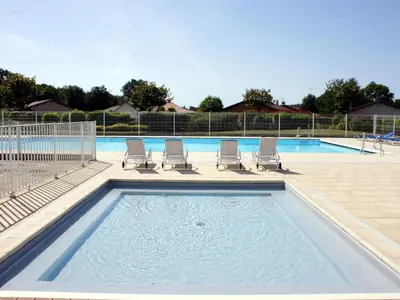 Piscine de l'établissement Villa in Les Forges near Golf Course ou située à proximité