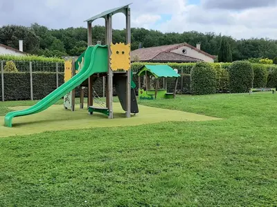 Aire de jeux pour enfants de l'établissement Villa in Les Forges with Golf and Pool