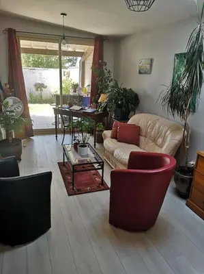 Coin salon dans l'établissement La Porte Bleue