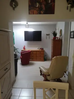 Télévision ou salle de divertissement dans l'établissement La Porte Bleue