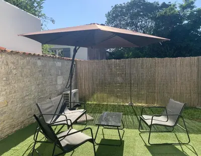 Jardin de l'établissement VIDAGO maison neuve tout confort avec terrasse privée