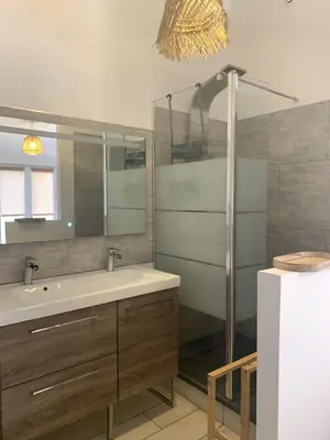 Salle de bains dans l'établissement VIDAGO maison neuve tout confort avec terrasse privée