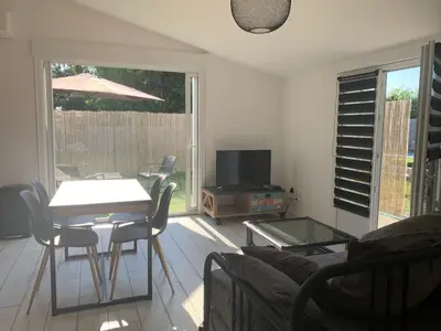 Télévision ou salle de divertissement dans l'établissement VIDAGO maison neuve tout confort avec terrasse privée