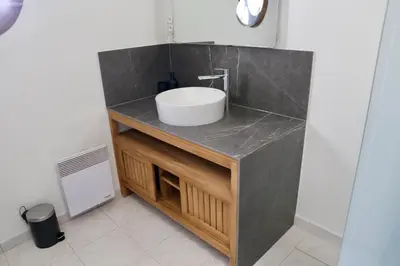 Salle de bains dans l'établissement Gîte - petite maison proche du Futuroscope