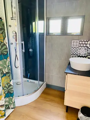 Salle de bains dans l'établissement Chalet atypique au calme avec emplacement idéal