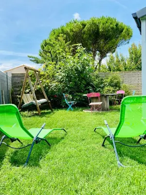 Jardin de l'établissement Chalet atypique au calme avec emplacement idéal