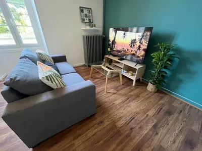 Télévision ou salle de divertissement dans l'établissement Le petit jardin de Bellune
