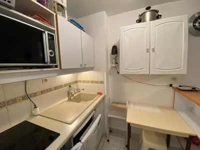 Cuisine ou kitchenette dans l'établissement Appartement Duplex Calme, Proche Plage et Centre à Fouras - FR-1-709-78