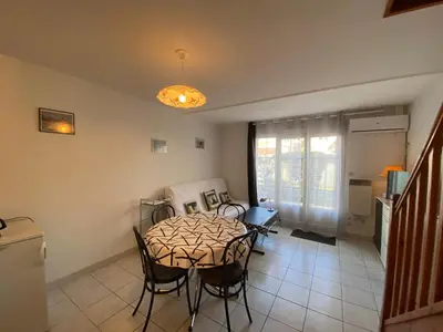 Coin salon dans l'établissement Appartement Duplex Calme, Proche Plage et Centre à Fouras - FR-1-709-78