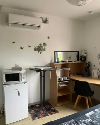 Cuisine ou kitchenette dans l'établissement Chambre avec vue sur le marais et la piscine